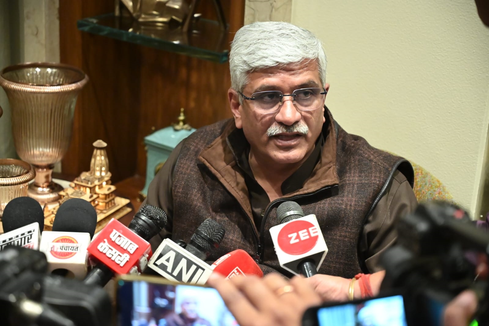 पत्रकाराें से बातचीत करते मंत्री। पत्रकाराें से बातचीत करते मंत्री।