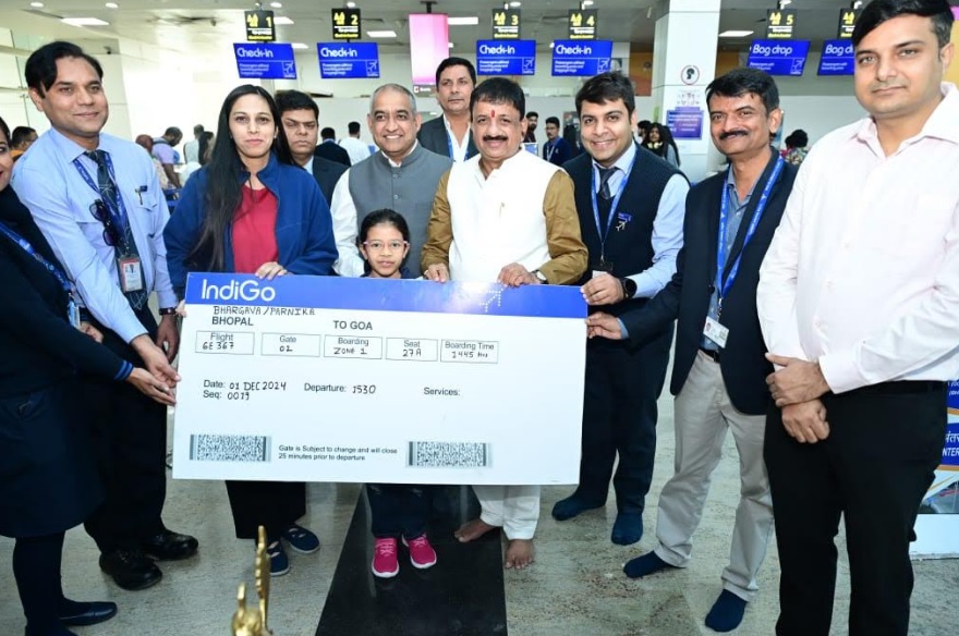 सांसद आलोक शर्मा ने भोपाल से गोवा के लिए यात्रियों को बोर्डिंग पास देकर किया रवाना सांसद आलोक शर्मा ने भोपाल से गोवा के लिए यात्रियों को बोर्डिंग पास देकर किया रवाना