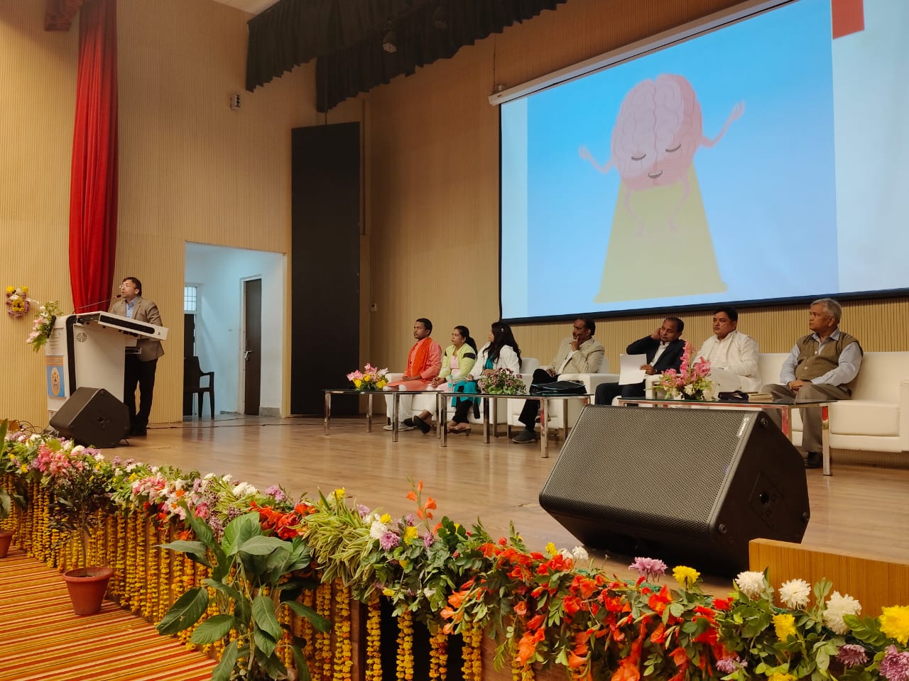 योग संगोष्ठी में मंचासीन योग विशेषज्ञ योग संगोष्ठी में मंचासीन योग विशेषज्ञ
