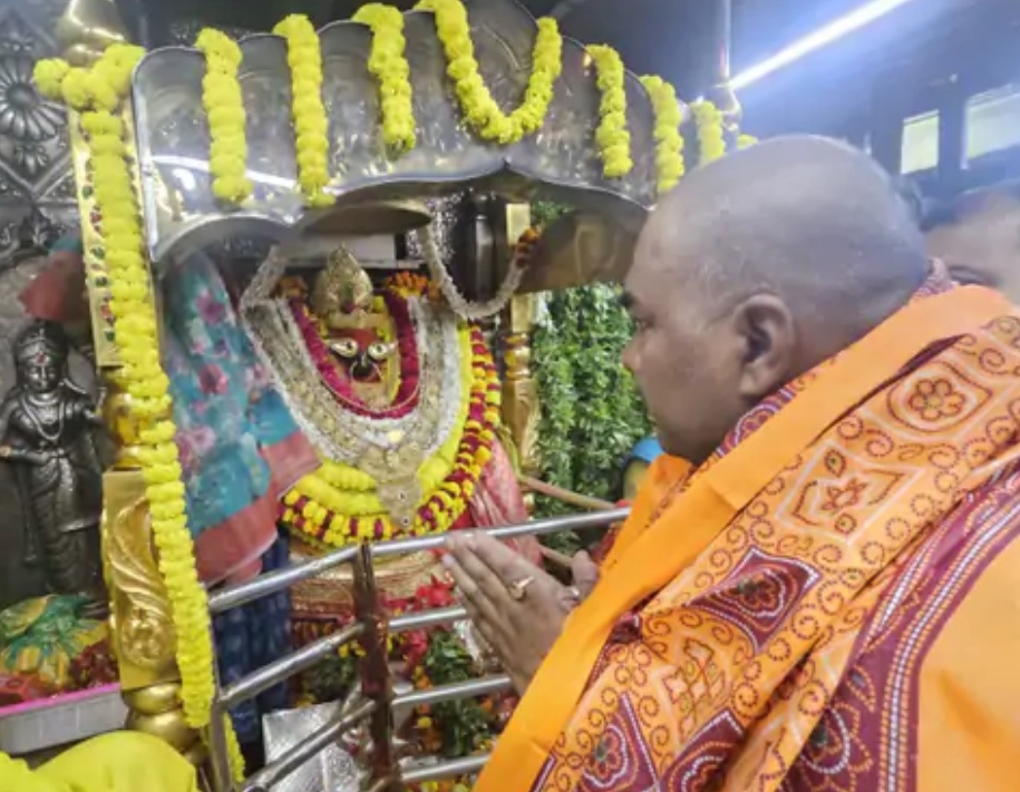 मां विंध्यवासिनी का पूजन करते तेलंगाना भाजपा के संगठन महामंत्री चंद्रशेखर।