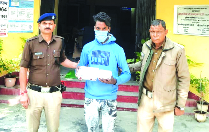 पुलिस गिरफ्त में आरोपित पुलिस गिरफ्त में आरोपित