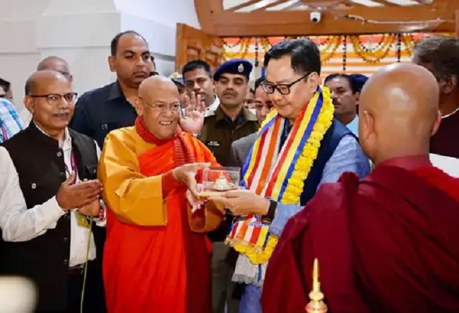 महाबोधी महोत्सव में केंद्रीय मंत्री रिजिजू महाबोधी महोत्सव में केंद्रीय मंत्री रिजिजू