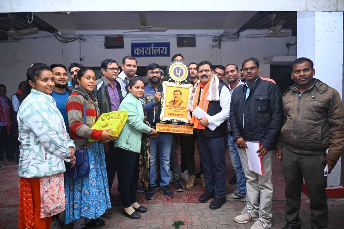 मुख्यमंत्री पंचायत सशक्तिकरण अभियान योजना के कर्मचारियों ने उपमुख्यमंत्री विजय शर्मा से भेंट करते मुख्यमंत्री पंचायत सशक्तिकरण अभियान योजना के कर्मचारियों ने उपमुख्यमंत्री विजय शर्मा से भेंट करते