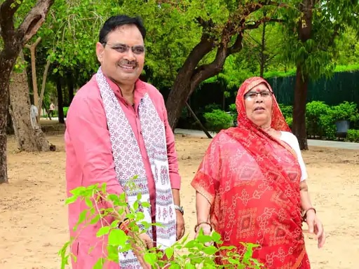 मुख्यमंत्री भजन लाल शर्मा अपनी मां मां गोमती देवी के साथ। मुख्यमंत्री भजन लाल शर्मा अपनी मां मां गोमती देवी के साथ।