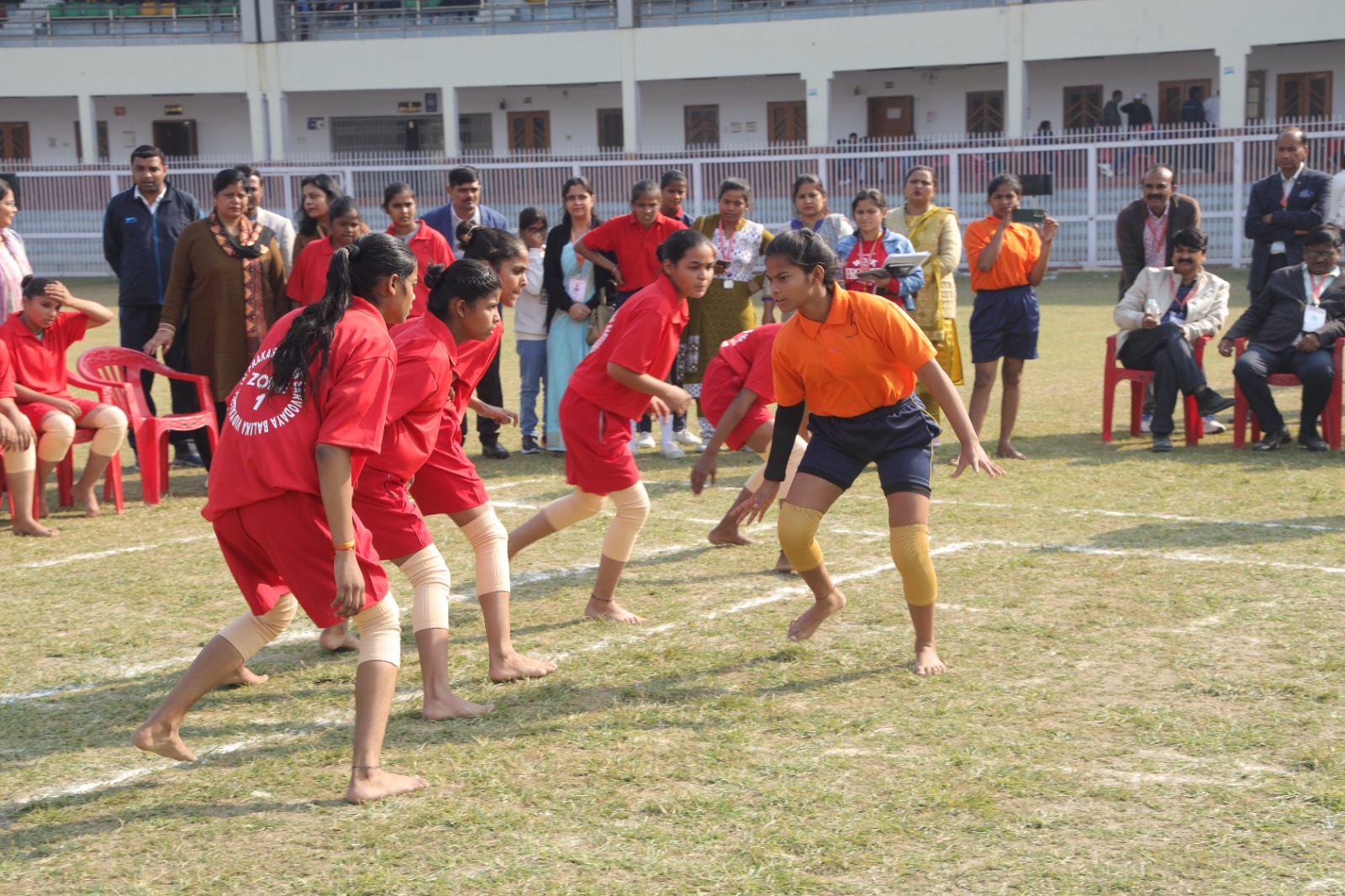 खेलकूद करते बच्चे