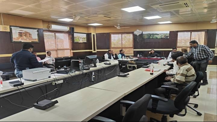 ईवीएम का हुआ रेण्डमाईजेशन ईवीएम का हुआ रेण्डमाईजेशन