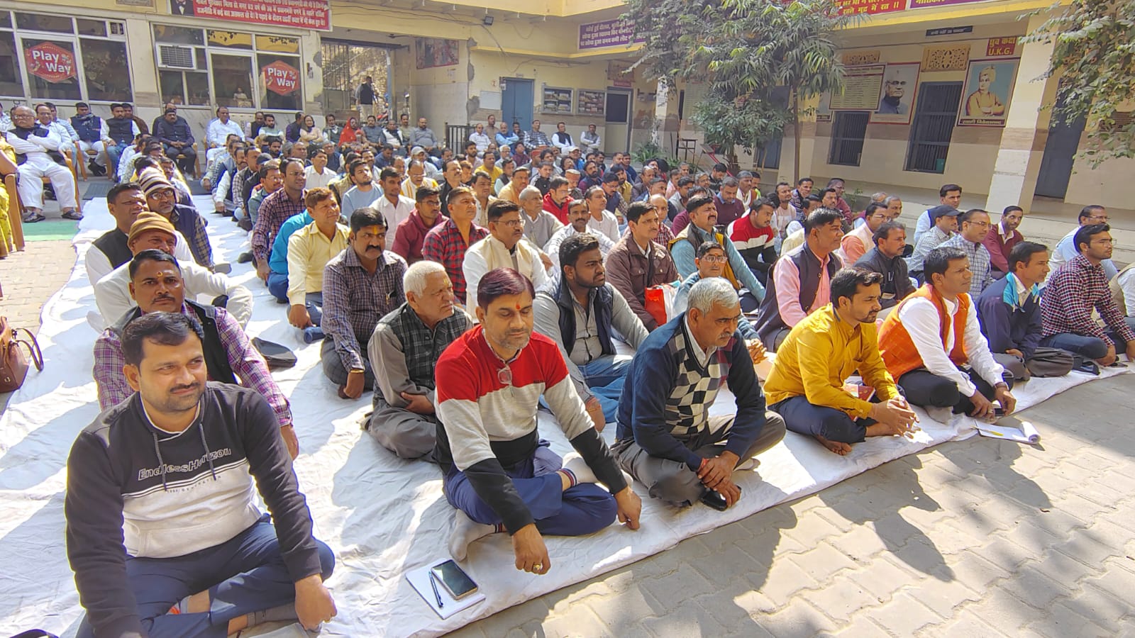 बैठक में मौजूद लोग बैठक में मौजूद लोग