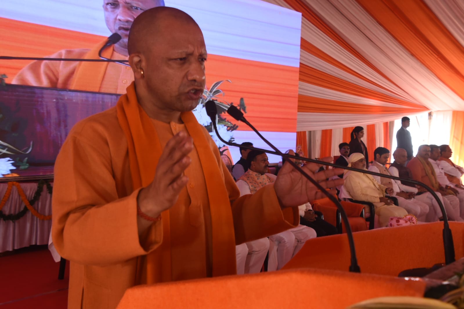 *सामूहिक विवाह समारोह में सम्मिलित हुए मुख्यमंत्री, नव दम्पतियों को दिया आशीर्वाद*