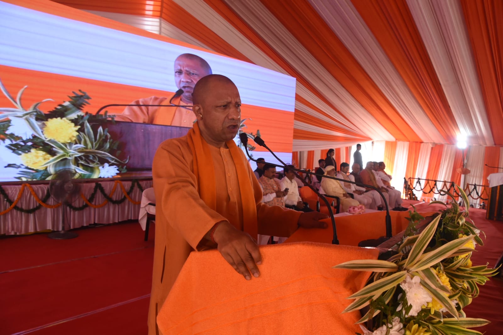 *सामूहिक विवाह समारोह में सम्मिलित हुए मुख्यमंत्री, नव दम्पतियों को दिया आशीर्वाद*