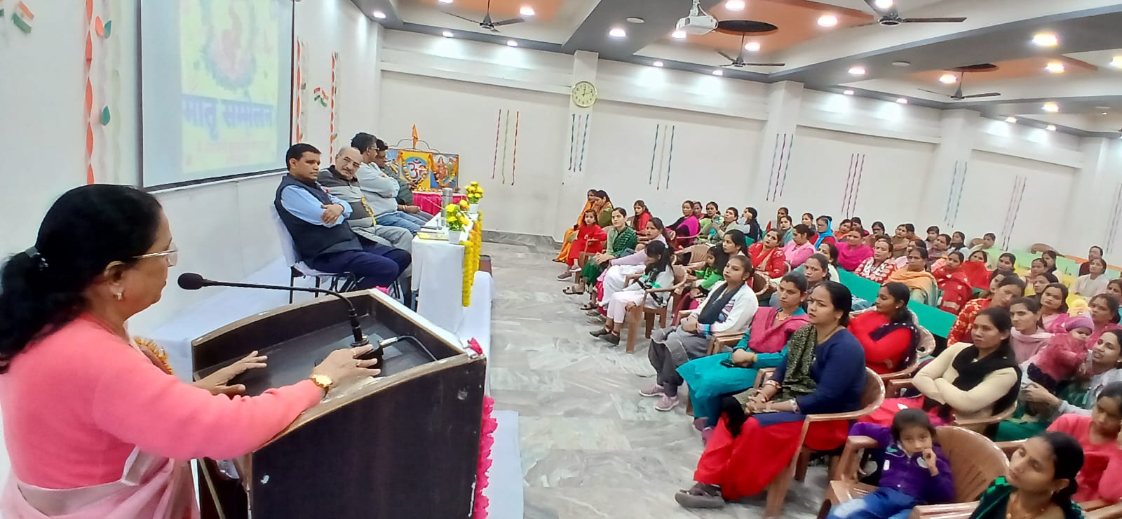 महिला सम्मेलन को संबोधित करते हुए महिला सम्मेलन को संबोधित करते हुए