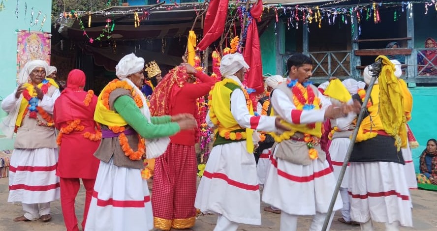 पोखरी के पाटी गांव में पांडव नृत्य। पोखरी के पाटी गांव में पांडव नृत्य।