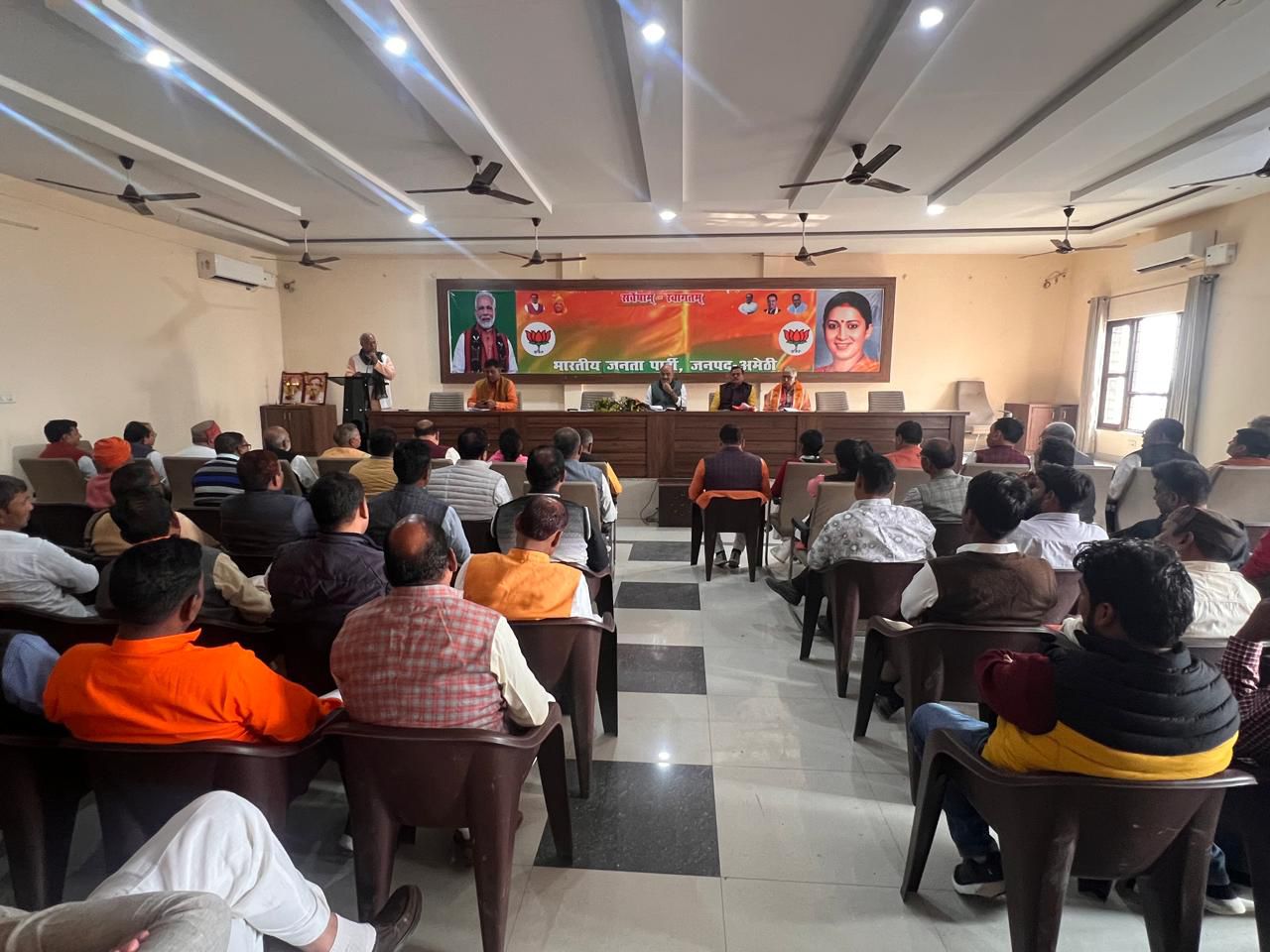 बीजेपी कार्यालय गौरीगंज में संबोधित करते हुए मुख्य अतिथि अवधेश पांडेय बीजेपी कार्यालय गौरीगंज में संबोधित करते हुए मुख्य अतिथि अवधेश पांडेय