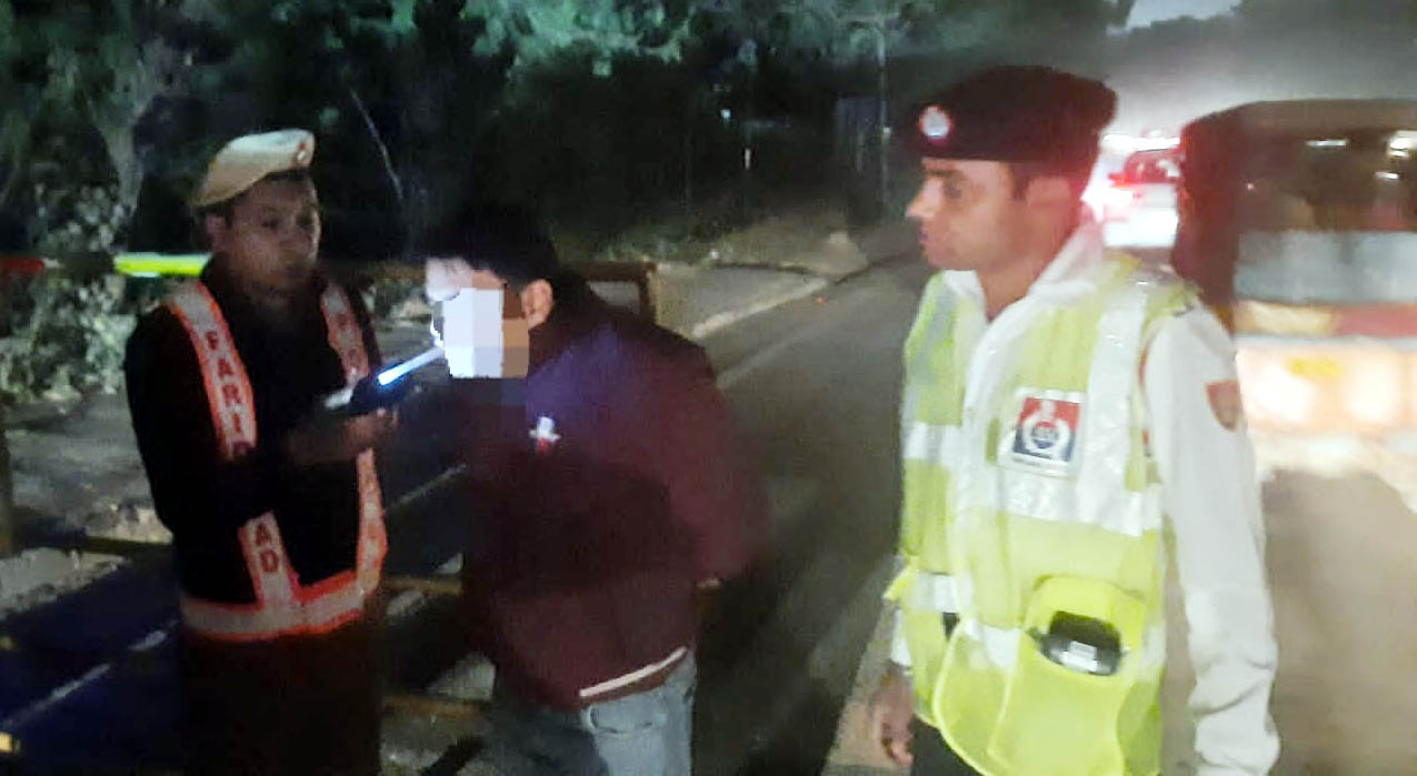 फरीदाबाद में एक वाहन चालक की जांच करती पुलिस। फरीदाबाद में एक वाहन चालक की जांच करती पुलिस।