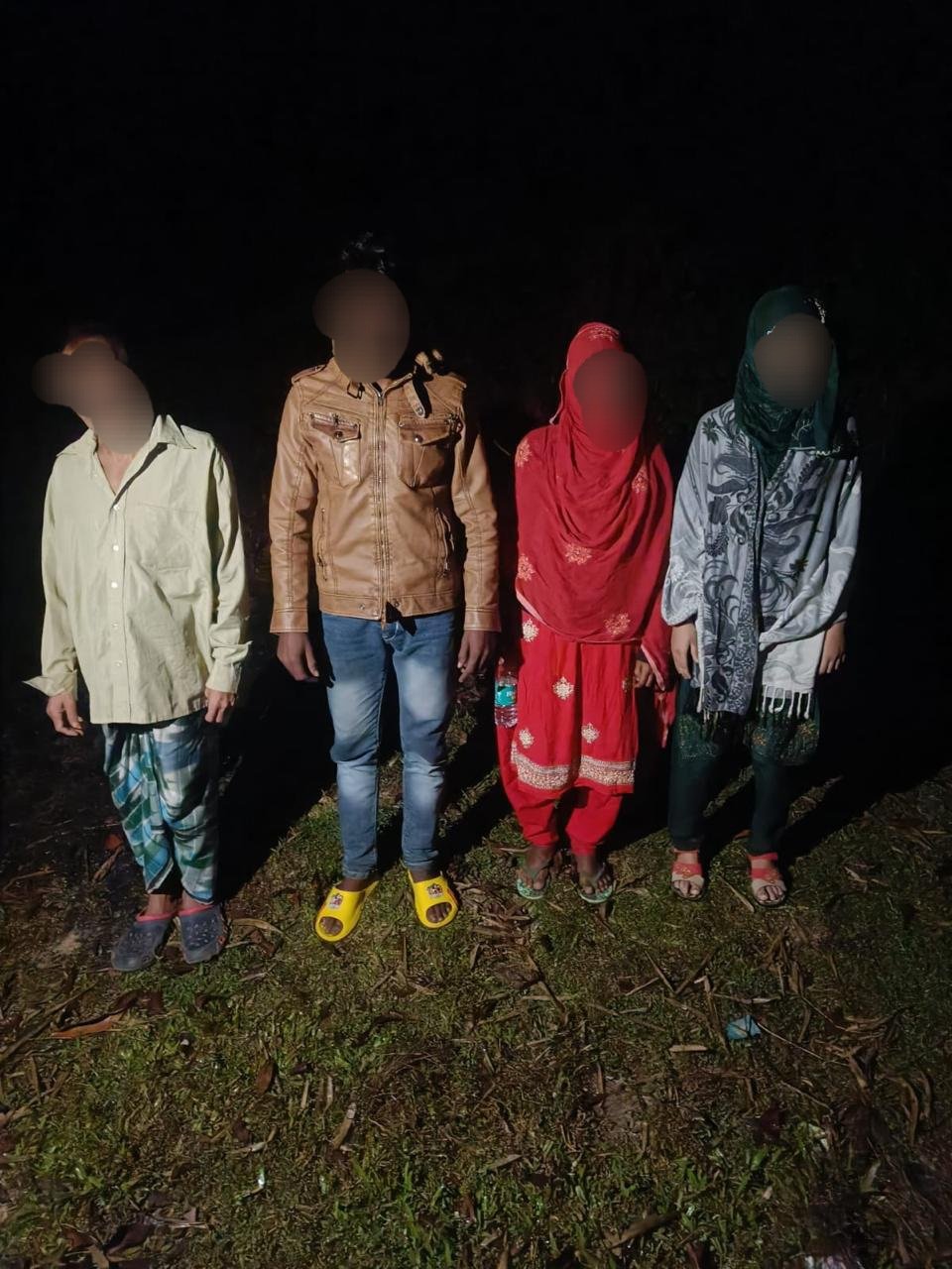 चित्र परिचय: असम पुलिस द्वारा पकड़े गए पांच अवैध घुसपैठियों की तस्वीर। चित्र परिचय: असम पुलिस द्वारा पकड़े गए पांच अवैध घुसपैठियों की तस्वीर।