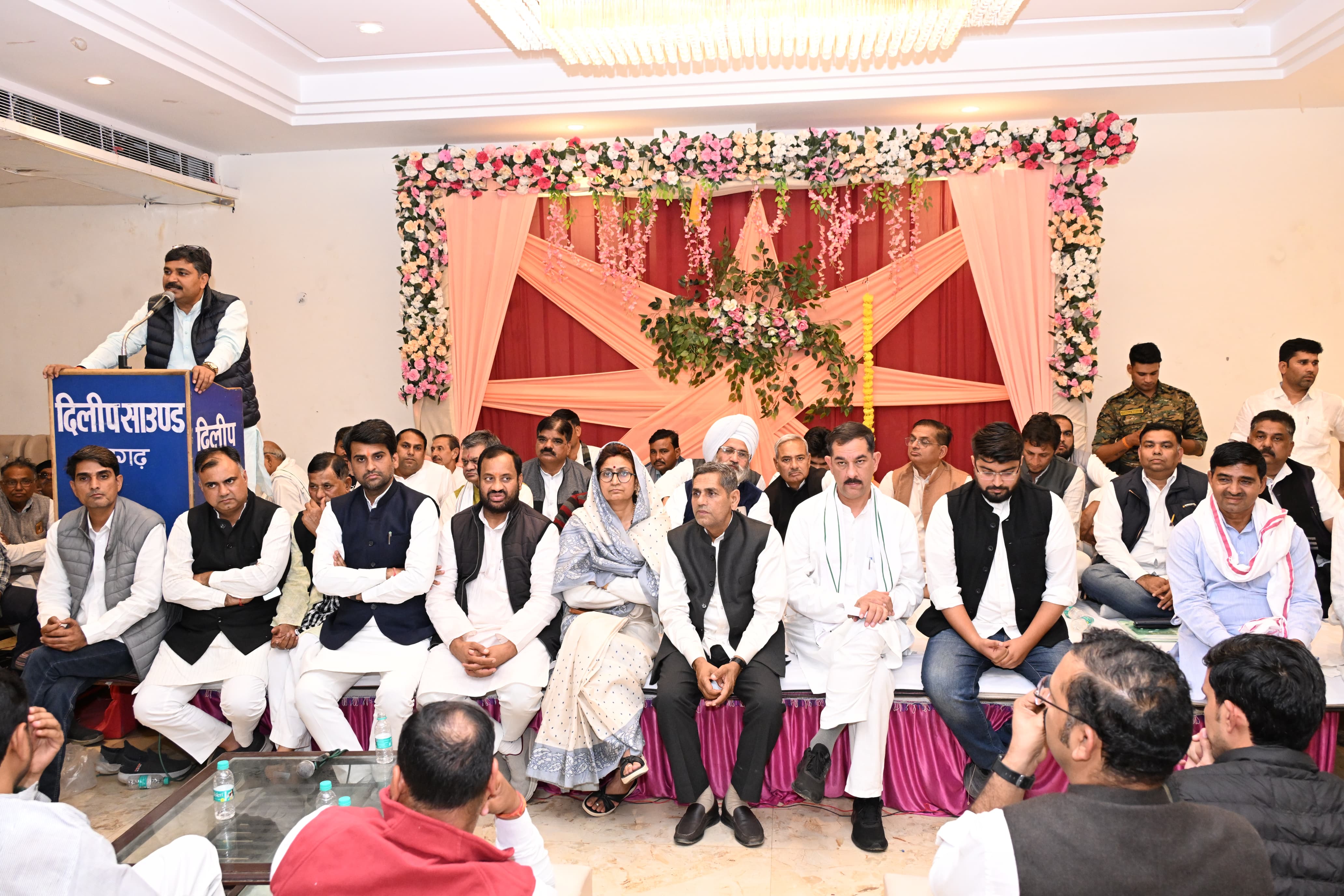 अलवर। हार पर मंथन करते कांग्रेस नेता और कार्यकर्ता। अलवर। हार पर मंथन करते कांग्रेस नेता और कार्यकर्ता।