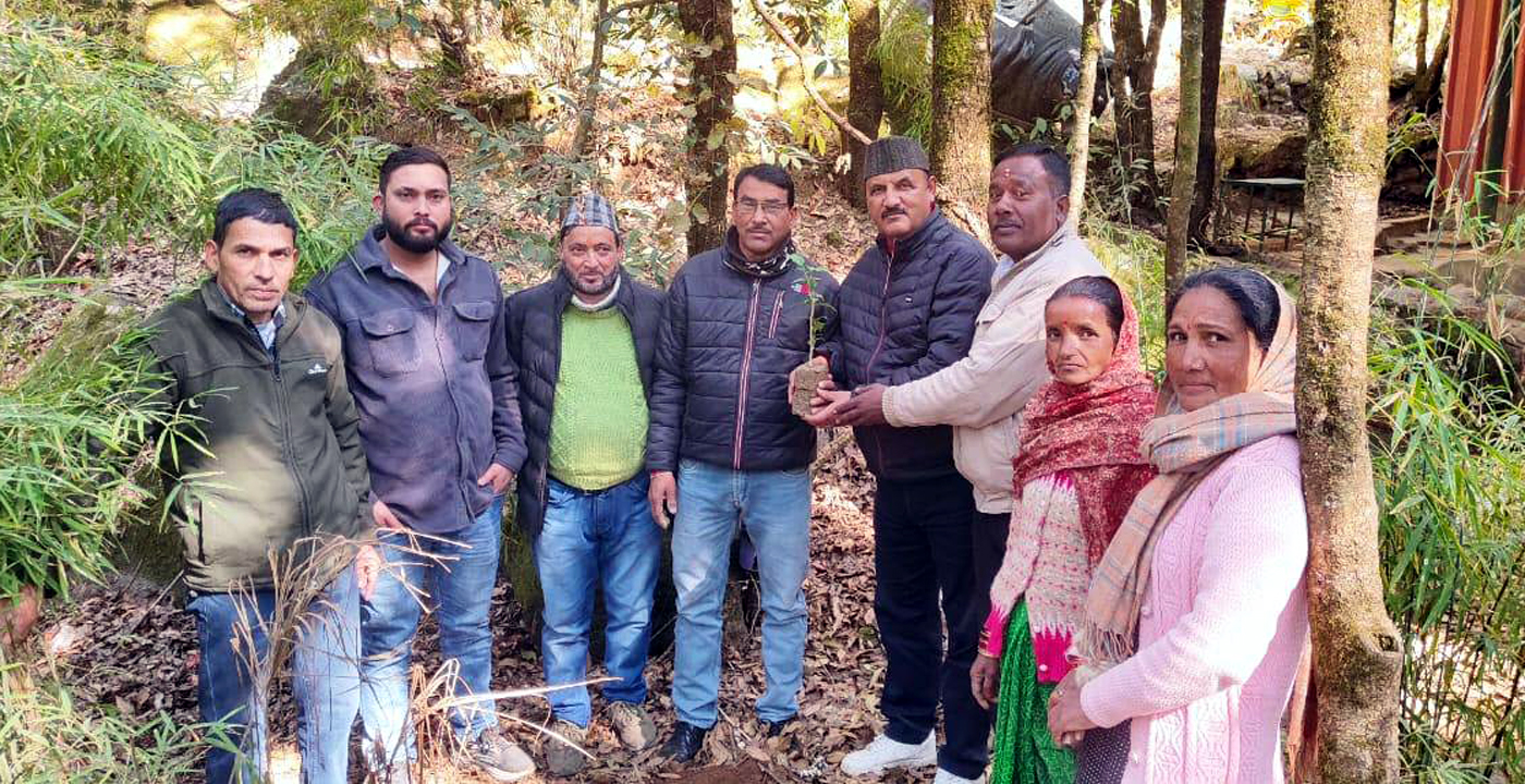 आंदोलन के 150वें दिन केव गार्डन परिसर में पौधरोपण करते निगम कर्मचारी महासंघ के अध्यक्ष, महामंत्री एवं अन्य पदाधिकारी। आंदोलन के 150वें दिन केव गार्डन परिसर में पौधरोपण करते निगम कर्मचारी महासंघ के अध्यक्ष, महामंत्री एवं अन्य पदाधिकारी।
