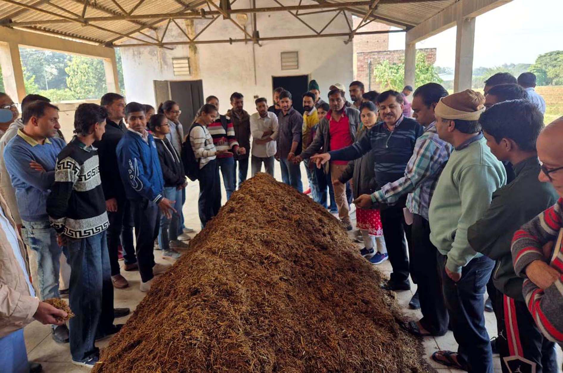 प्रशिक्षणार्थियों को जानकारी देते एचएयू के वैज्ञानिक। प्रशिक्षणार्थियों को जानकारी देते एचएयू के वैज्ञानिक।
