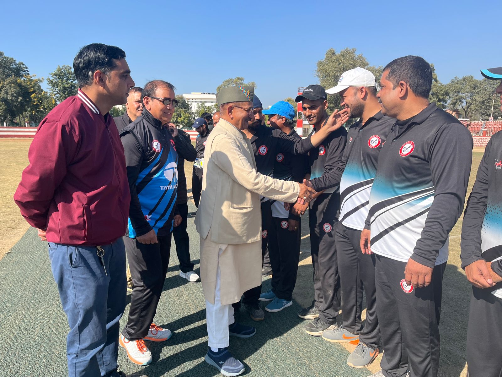 आरपी मेमोरियल क्रिकेट टूर्नामेंट में सोमवार को टिहरी विधायक किशोर उपाध्याय खिलाड़ियों से परिचय प्राप्त करते हुए। आरपी मेमोरियल क्रिकेट टूर्नामेंट में सोमवार को टिहरी विधायक किशोर उपाध्याय खिलाड़ियों से परिचय प्राप्त करते हुए।