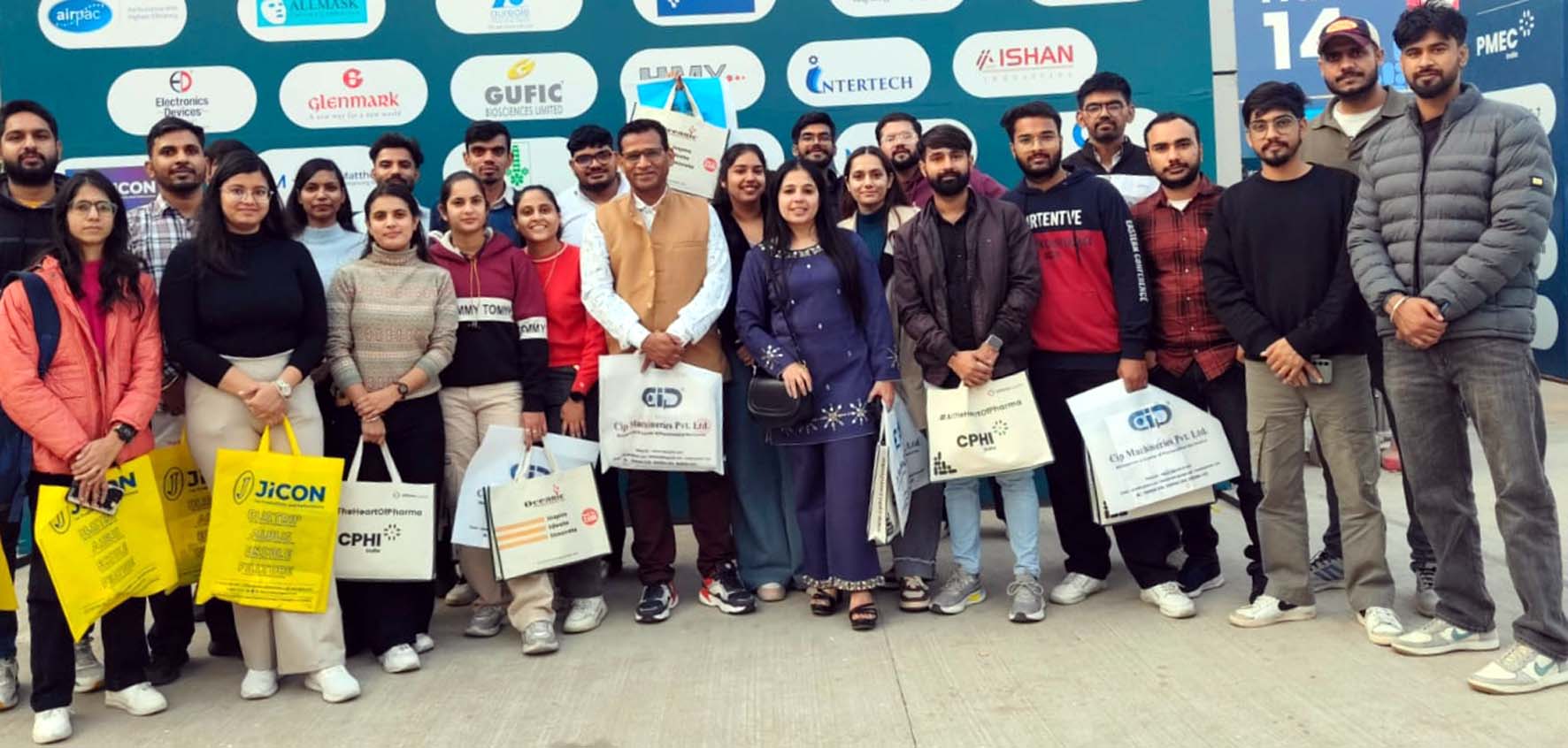 भम्रण के लिए गए फार्मास्युटिकल साइंसेज विभाग के विद्यार्थी। भम्रण के लिए गए फार्मास्युटिकल साइंसेज विभाग के विद्यार्थी।