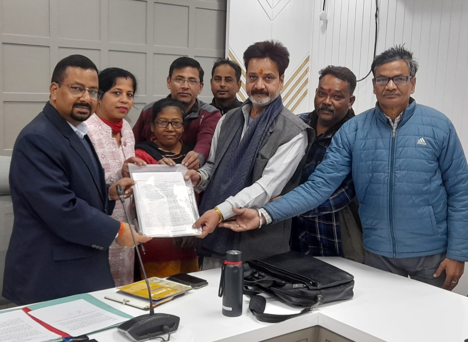 जिलाधिकारी से मिलते स्ट्रीट वेंडर्स जिलाधिकारी से मिलते स्ट्रीट वेंडर्स