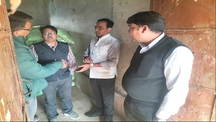 खाद वितरण केन्द्रों का निरीक्षण खाद वितरण केन्द्रों का निरीक्षण