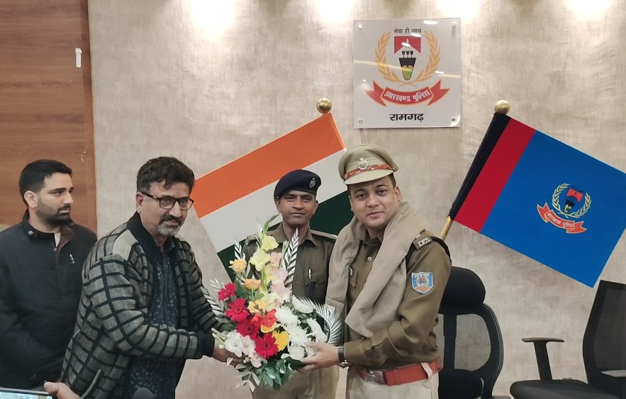 एसपी को सम्मानित करते व्यापारी एसपी को सम्मानित करते व्यापारी