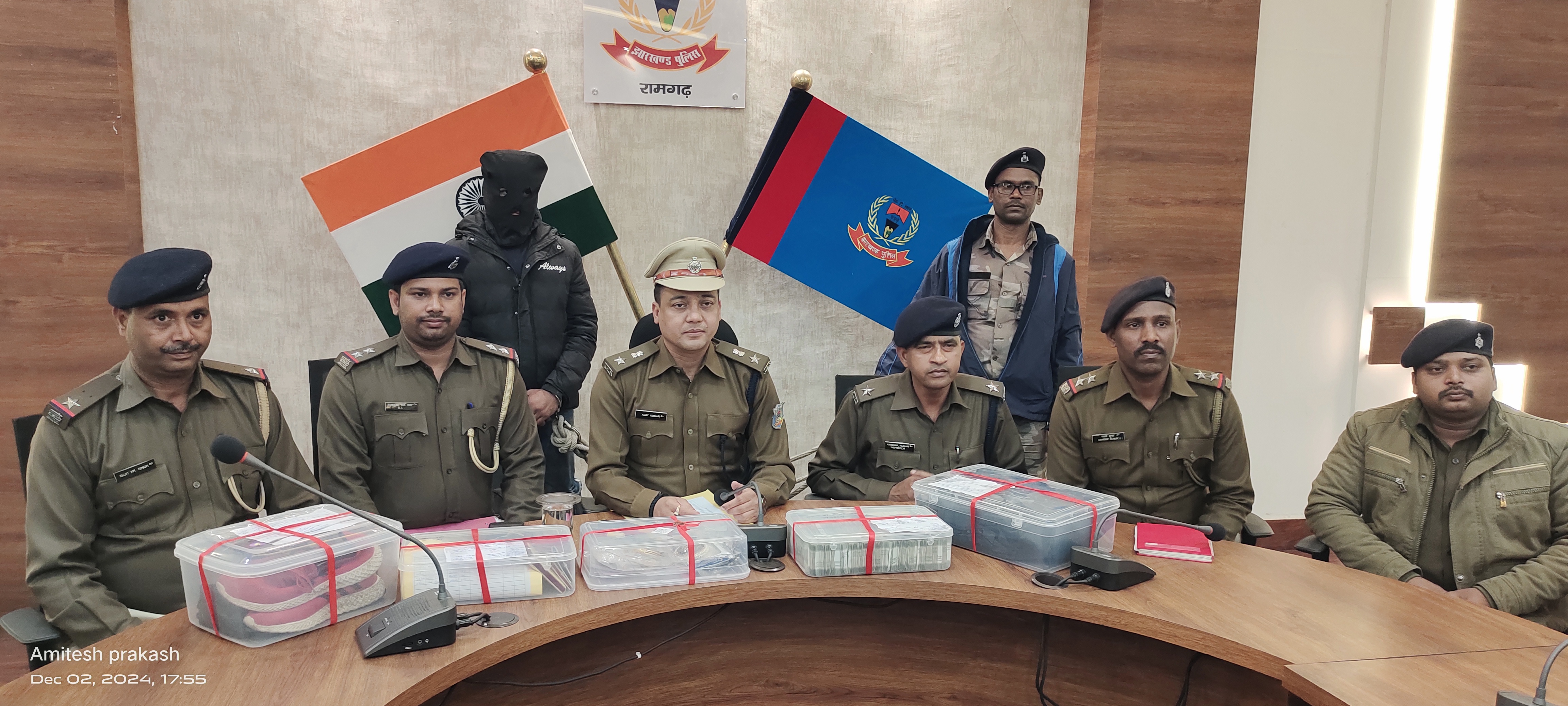 प्रेस कॉन्फ्रेंस करते एसपी प्रेस कॉन्फ्रेंस करते एसपी