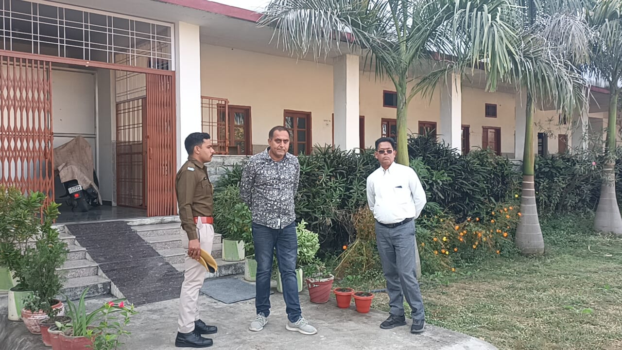 चित्तौड़गढ़ शहर के सेंटपाल स्कूल में स्टाफ की संदिग्ध मौत की सूचना के बाद जांच के लिए पहुंची सदर पुलिस। चित्तौड़गढ़ शहर के सेंटपाल स्कूल में स्टाफ की संदिग्ध मौत की सूचना के बाद जांच के लिए पहुंची सदर पुलिस।