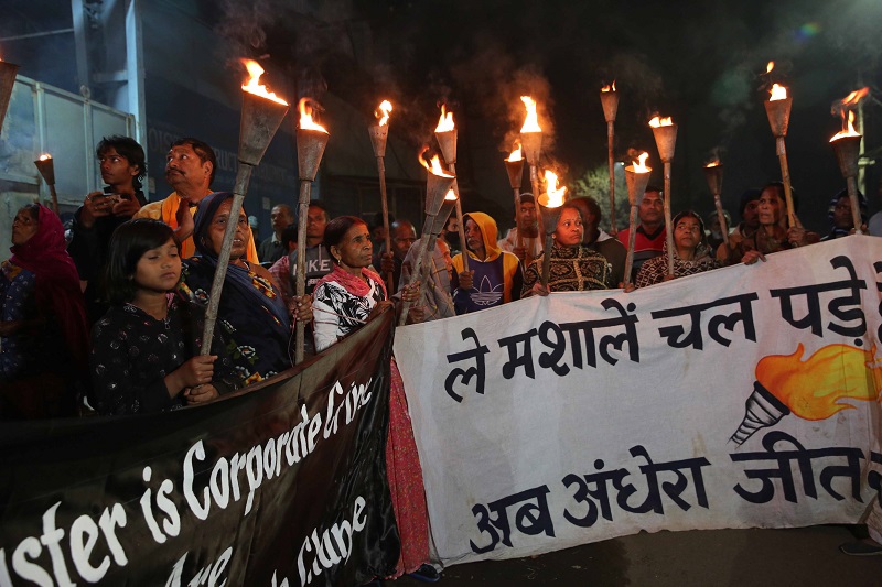 भोपाल गैस त्रासदी की 40वीं बरसी की पूर्व संध्या पर निकाली गई मशाल रैली भोपाल गैस त्रासदी की 40वीं बरसी की पूर्व संध्या पर निकाली गई मशाल रैली