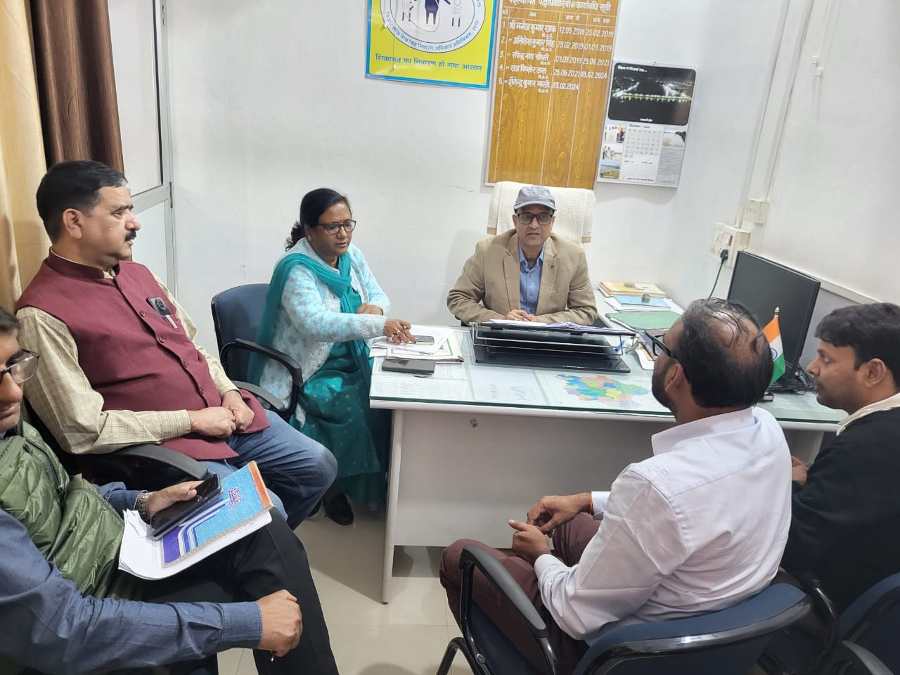 पोषण समिति के गठन को लेकर बैठक करते अधिकारीगण पोषण समिति के गठन को लेकर बैठक करते अधिकारीगण