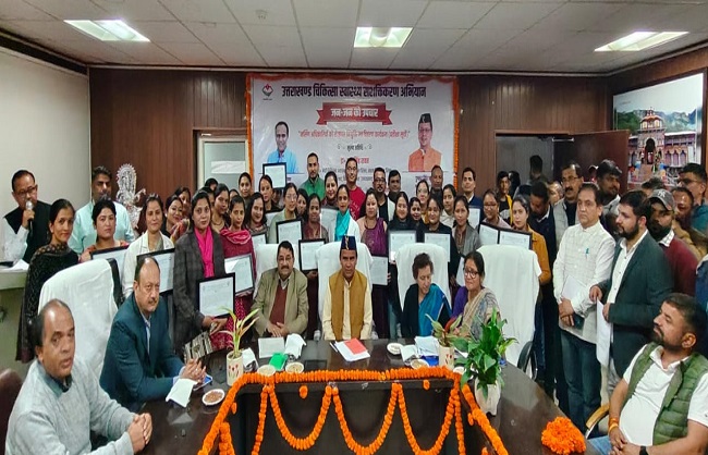 चिकित्सा स्वास्थ्य एवं चिकित्सा शिक्षा मंत्री डॉ.धन सिंह रावत सोमवार को स्वास्थ्य महानिदेशालय में नर्सिंग अधिकारियों को नियुक्ति पत्र वितरण कार्यक्रम में। चिकित्सा स्वास्थ्य एवं चिकित्सा शिक्षा मंत्री डॉ.धन सिंह रावत सोमवार को स्वास्थ्य महानिदेशालय में नर्सिंग अधिकारियों को नियुक्ति पत्र वितरण कार्यक्रम में।