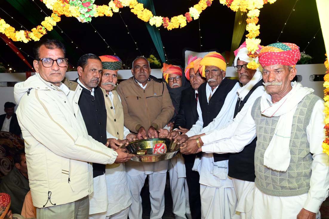 शादी के अवसर पर उपस्थित दोनों पक्षों के गणमान्य व्यक्ति। शादी के अवसर पर उपस्थित दोनों पक्षों के गणमान्य व्यक्ति।