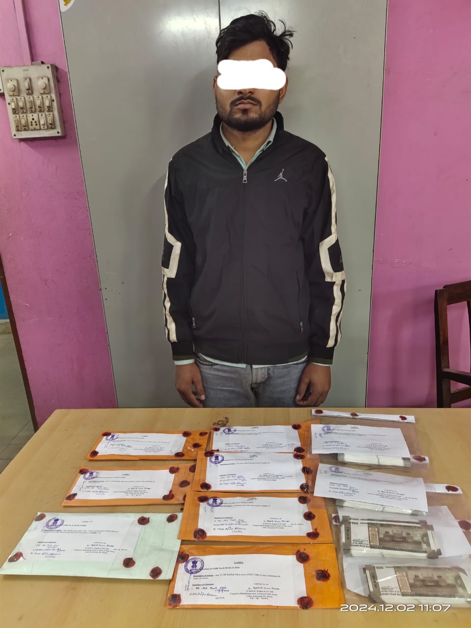 जाली नोटों के साथ पकड़ा गया शख्स जाली नोटों के साथ पकड़ा गया शख्स