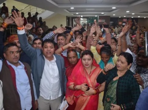केडीए में सीवर समस्या को लेकर विरोध करते क्षेत्रीय लोगों की फोटो केडीए में सीवर समस्या को लेकर विरोध करते क्षेत्रीय लोगों की फोटो