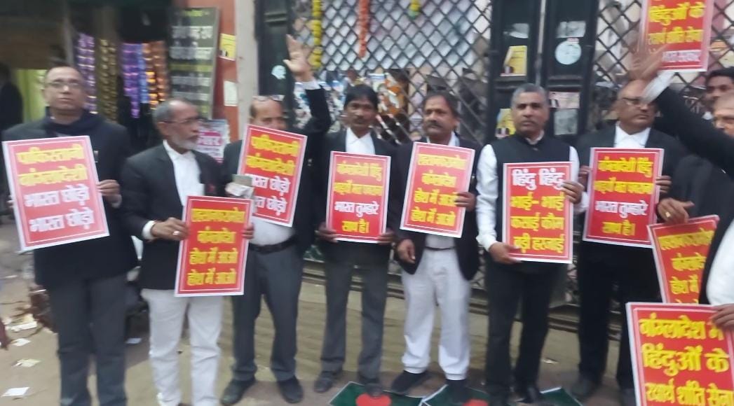 विरोध प्रदर्शन करते अधिवक्ता: फोटो बच्चा गुप्ता विरोध प्रदर्शन करते अधिवक्ता: फोटो बच्चा गुप्ता