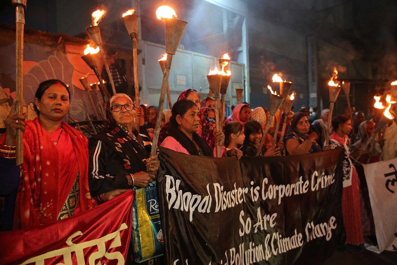भोपाल गैस त्रासदी की 40वीं बरसी की पूर्व संध्या पर निकाली गई मशाल रैली भोपाल गैस त्रासदी की 40वीं बरसी की पूर्व संध्या पर निकाली गई मशाल रैली