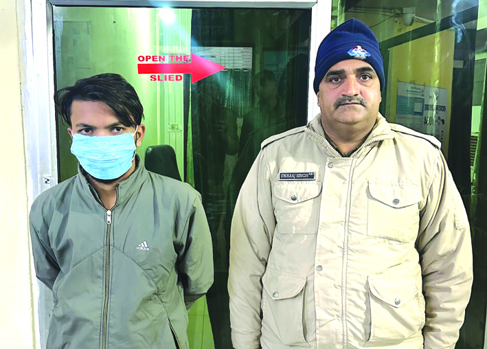 पुलिस गिरफ्त में आरोपित पुलिस गिरफ्त में आरोपित