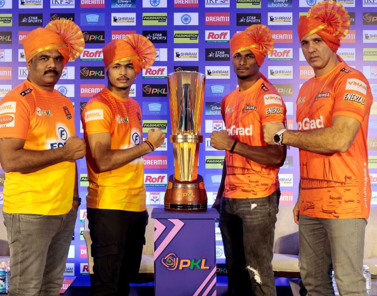 पुनेरी पल्टन, यू मुंबा के कोच और कप्तान ट्रॉफी के साथ पुनेरी पल्टन, यू मुंबा के कोच और कप्तान ट्रॉफी के साथ