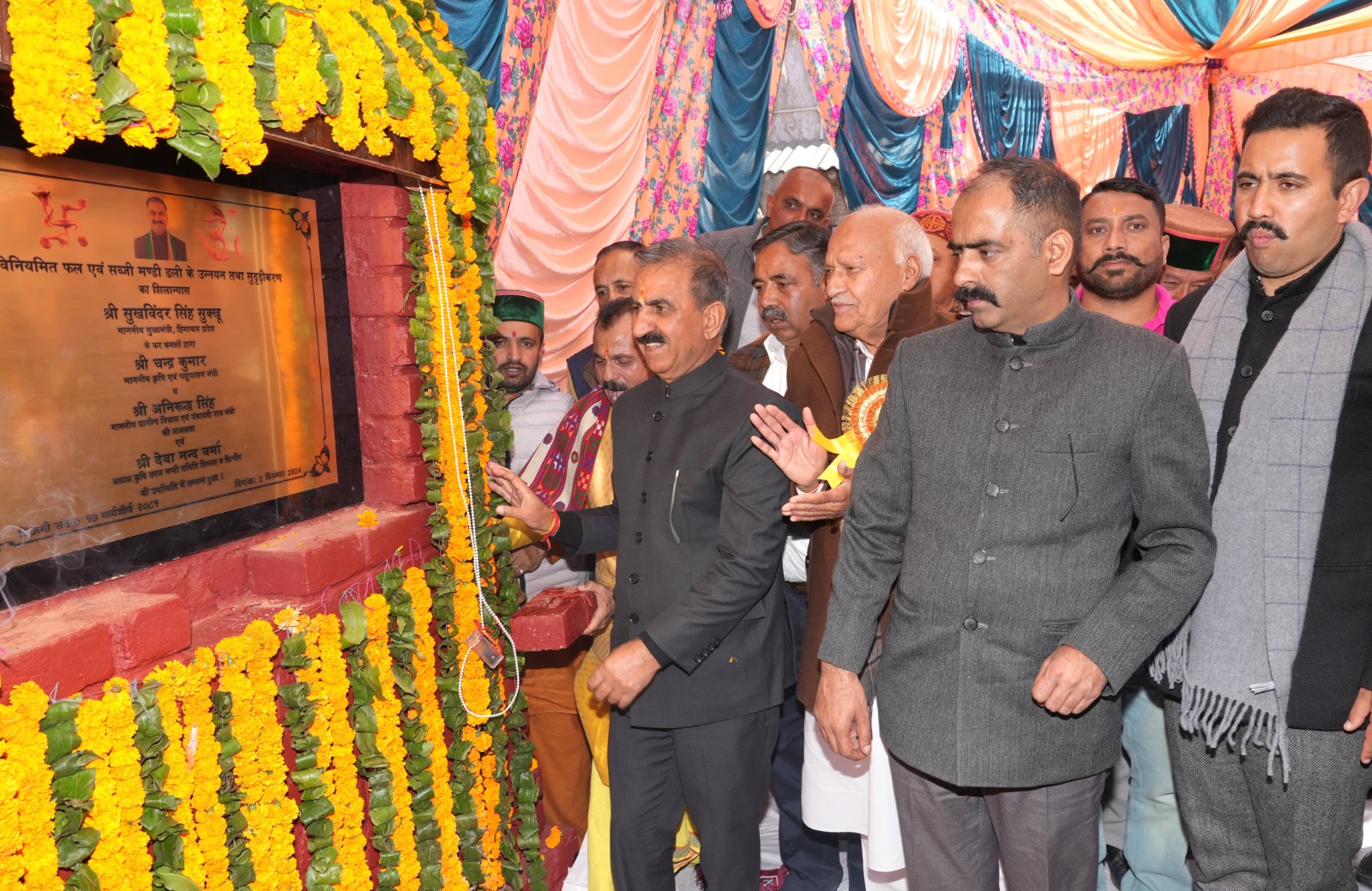 मुख्यमंत्री ढली बस अड्डे का उद्घाटन करते हुए मुख्यमंत्री ढली बस अड्डे का उद्घाटन करते हुए