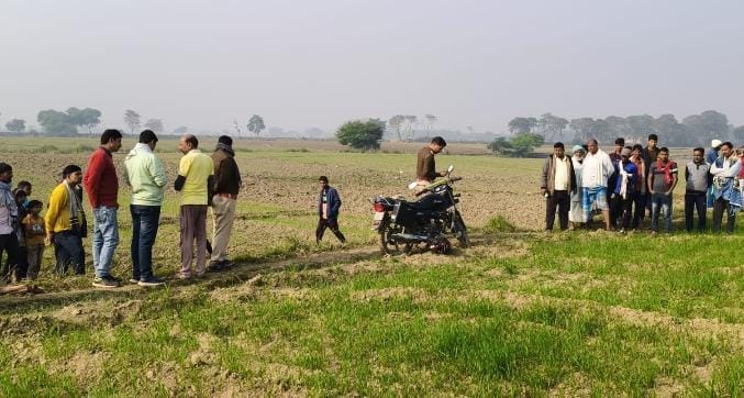 छानबीन करती पुलिस छानबीन करती पुलिस