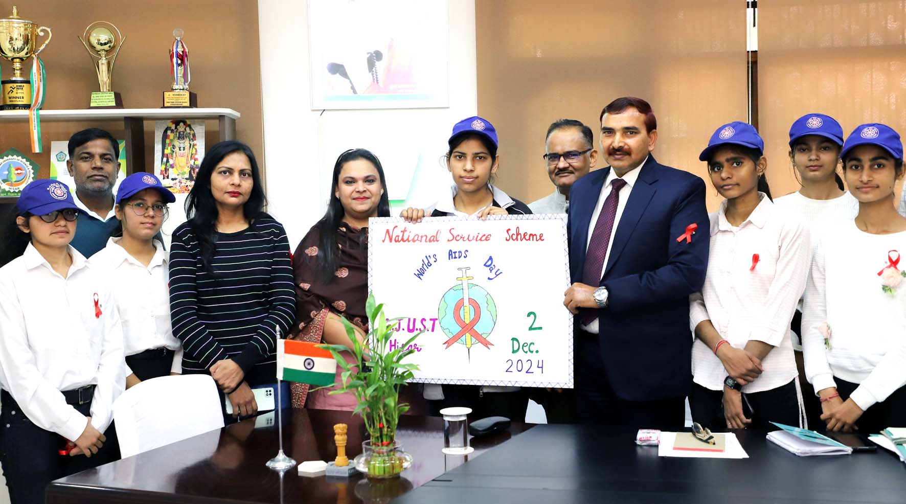 कुलपति प्रो. नरसीराम बिश्नोई को रेड रिबन कैंपेन का पोस्टर भेंट करते स्वयंसेवक। कुलपति प्रो. नरसीराम बिश्नोई को रेड रिबन कैंपेन का पोस्टर भेंट करते स्वयंसेवक।