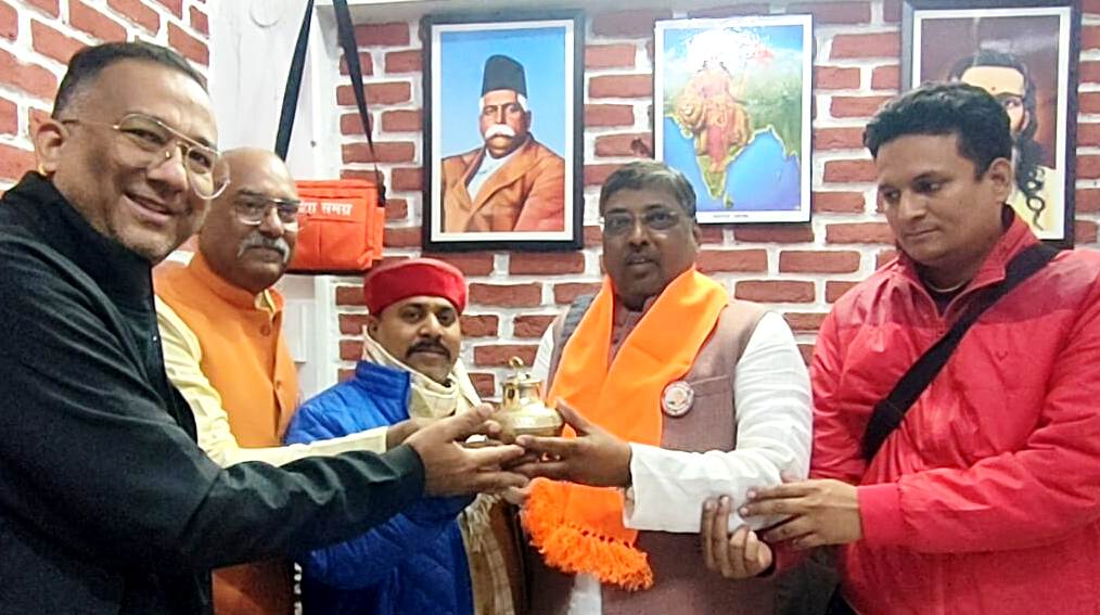 गंगा समग्र के संदेश को जन-जन तक पहुंचाने का संकल्प लेते हुए। गंगा समग्र के संदेश को जन-जन तक पहुंचाने का संकल्प लेते हुए।