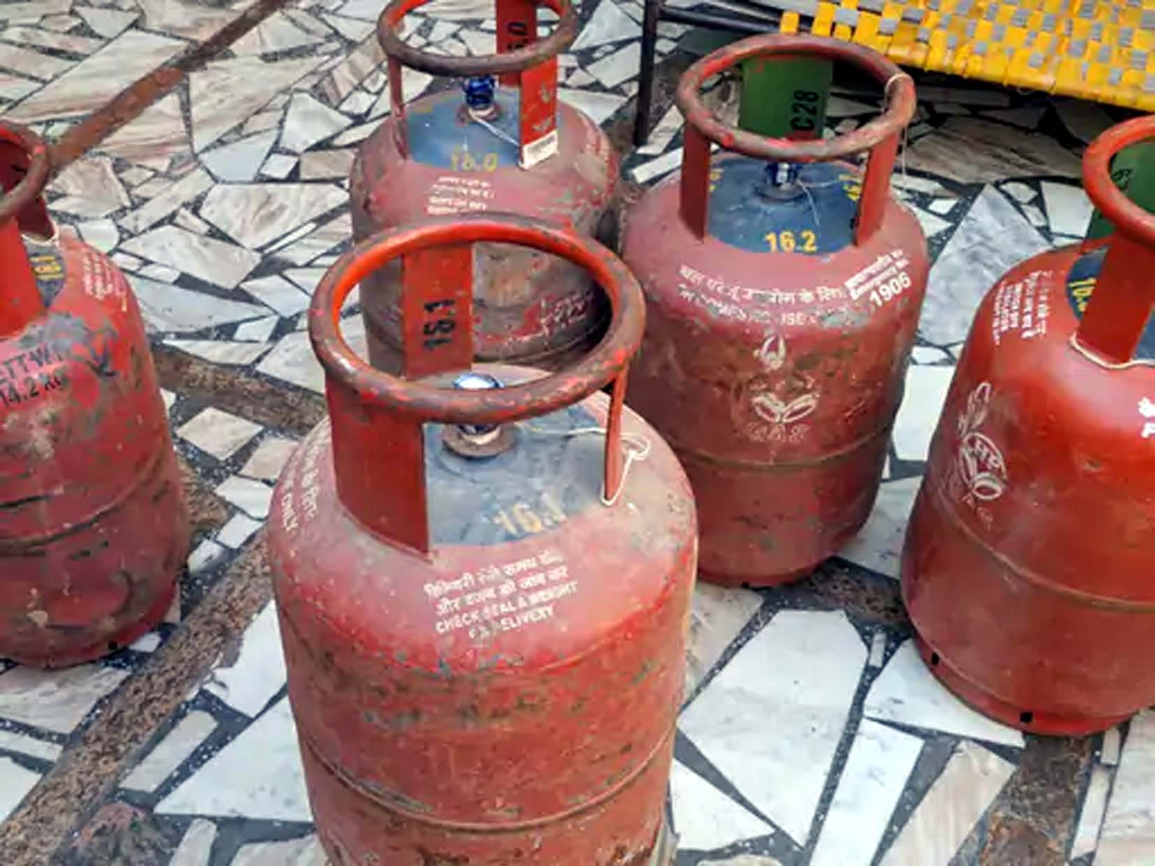 मौके पर रखे गैस सिलेंडर। मौके पर रखे गैस सिलेंडर।