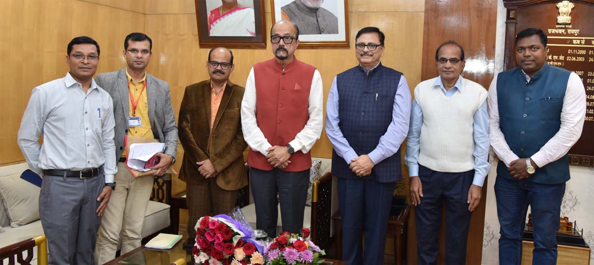 राजभवन में राज्यपाल रमेन डेका के साथ आयुष विभाग के चिकित्सक राजभवन में राज्यपाल रमेन डेका के साथ आयुष विभाग के चिकित्सक