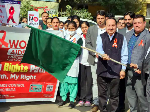 मोबाइल वैन को हरी झंडी दिखाकर रवाना करते हुए सिविल सर्जन डॉक्टर अशोक कुमार व अन्य। मोबाइल वैन को हरी झंडी दिखाकर रवाना करते हुए सिविल सर्जन डॉक्टर अशोक कुमार व अन्य।