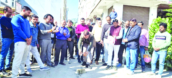 मार्ग निर्माण का शुभारम्भ करते हुए मार्ग निर्माण का शुभारम्भ करते हुए