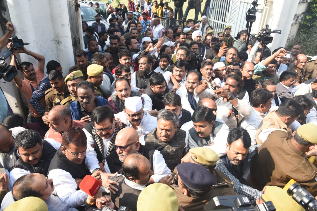 कांग्रेस कार्यालय के बाहर अजय राय को रोकती पुलिस कांग्रेस कार्यालय के बाहर अजय राय को रोकती पुलिस