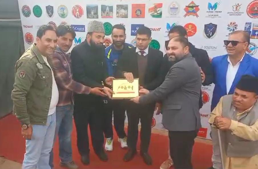 पुंछ के उपायुकत कि्केट प्रतियाेगिता की शुरआत ओ माैके परू् पुंछ के उपायुकत कि्केट प्रतियाेगिता की शुरआत ओ माैके परू्