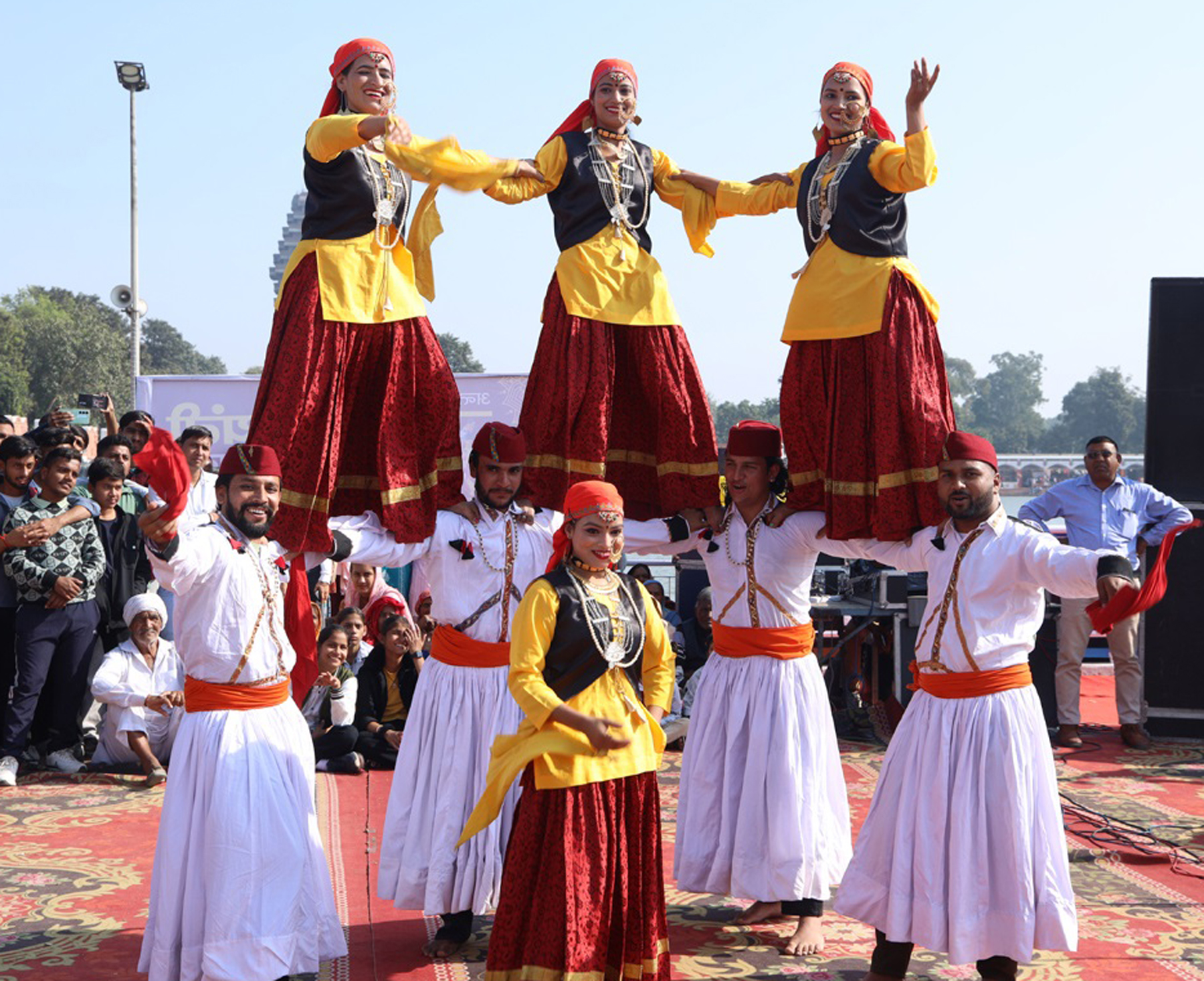 फाेटाे-2: सांस्कृतिक कार्यक्रम की प्रस्तुति देते कलाकार। फाेटाे-2: सांस्कृतिक कार्यक्रम की प्रस्तुति देते कलाकार।
