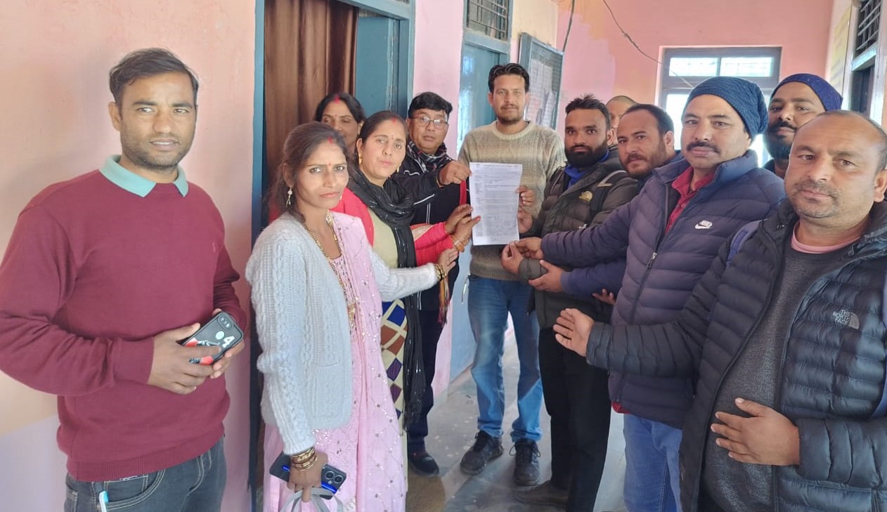 पोखरी में खंड विकास अधिकारी को ज्ञापन सौंपते हुए। पोखरी में खंड विकास अधिकारी को ज्ञापन सौंपते हुए।